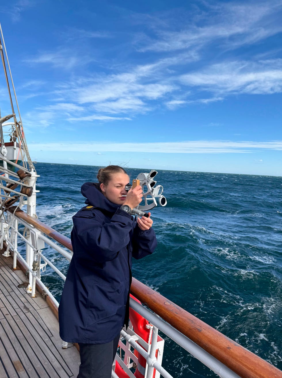 leonor realiza maniobras en el juan sebastian de elcano durante su escala en valparaiso, chile