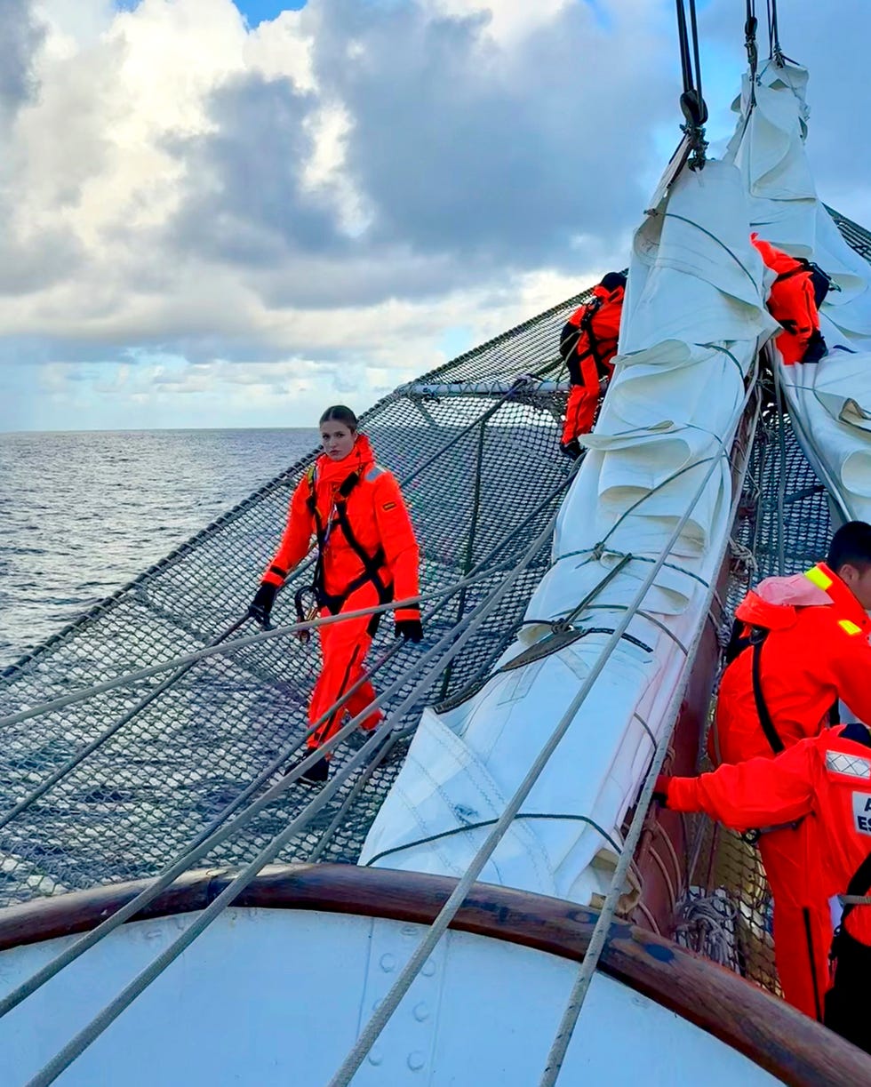 leonor realiza maniobras en el juan sebastian de elcano durante su escala en valparaiso, chile