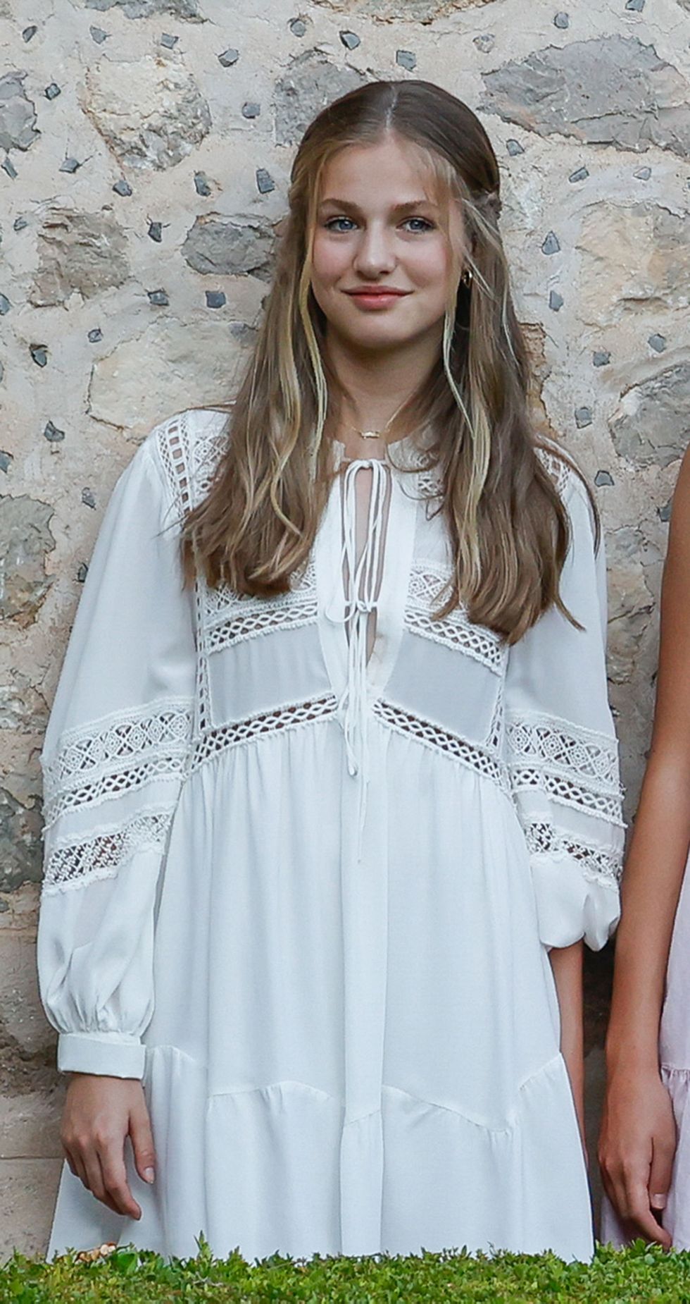 la princesa de asturias con un vestido blanco