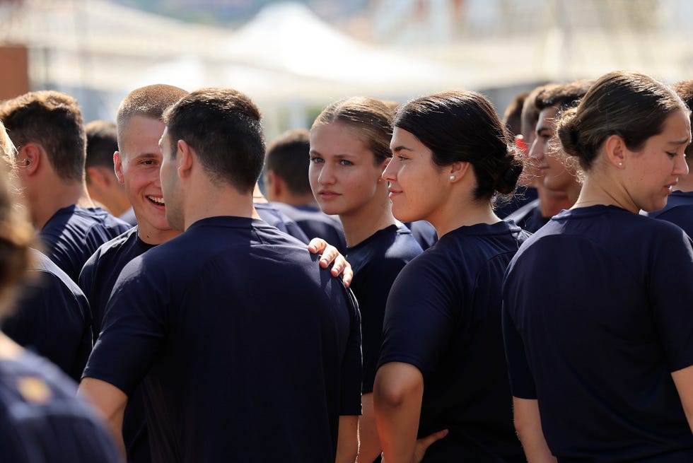 leonor junto a sus companeros de la escuela naval de marin