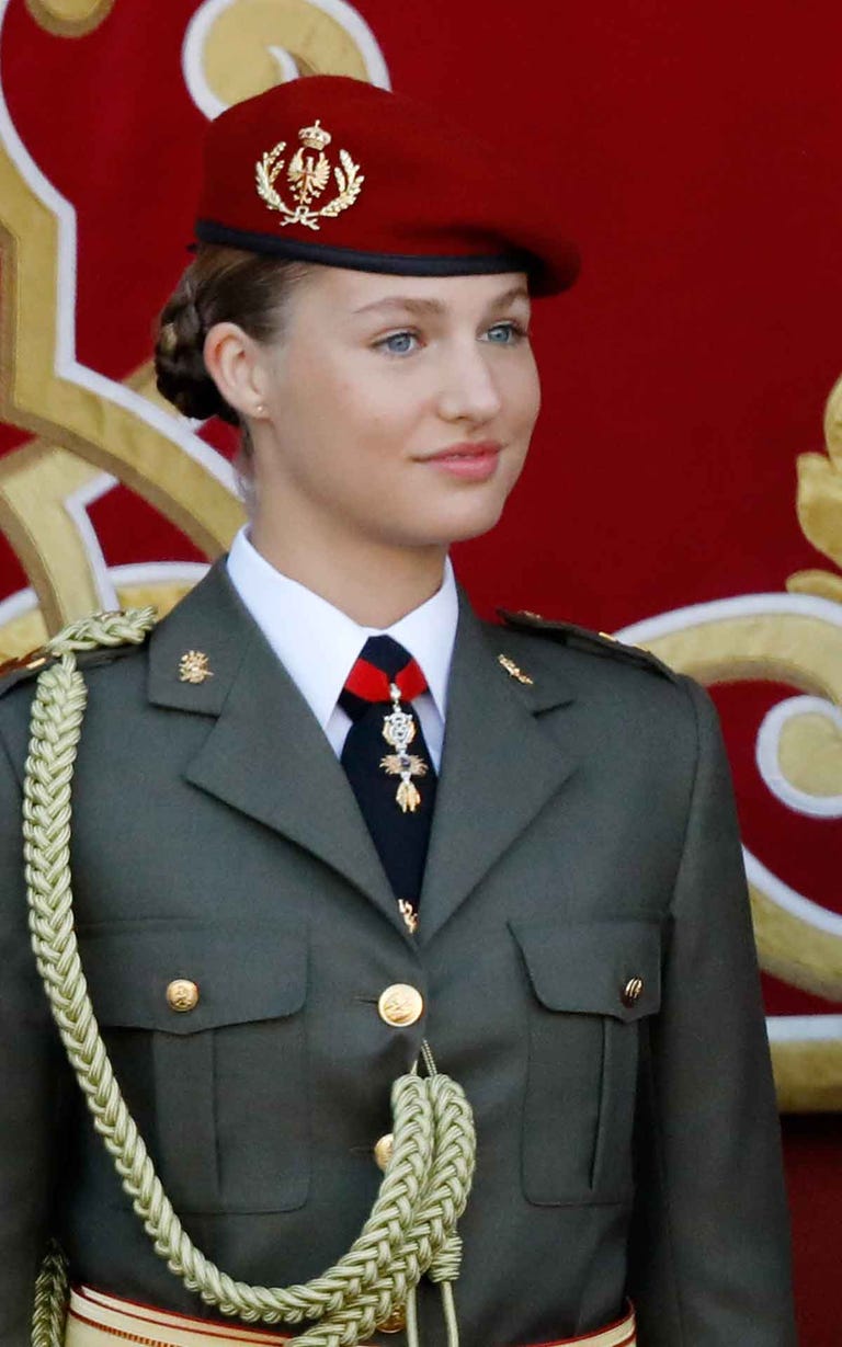 La princesa Leonor estrena uniforme de gala del Ejército de Tierra en ...