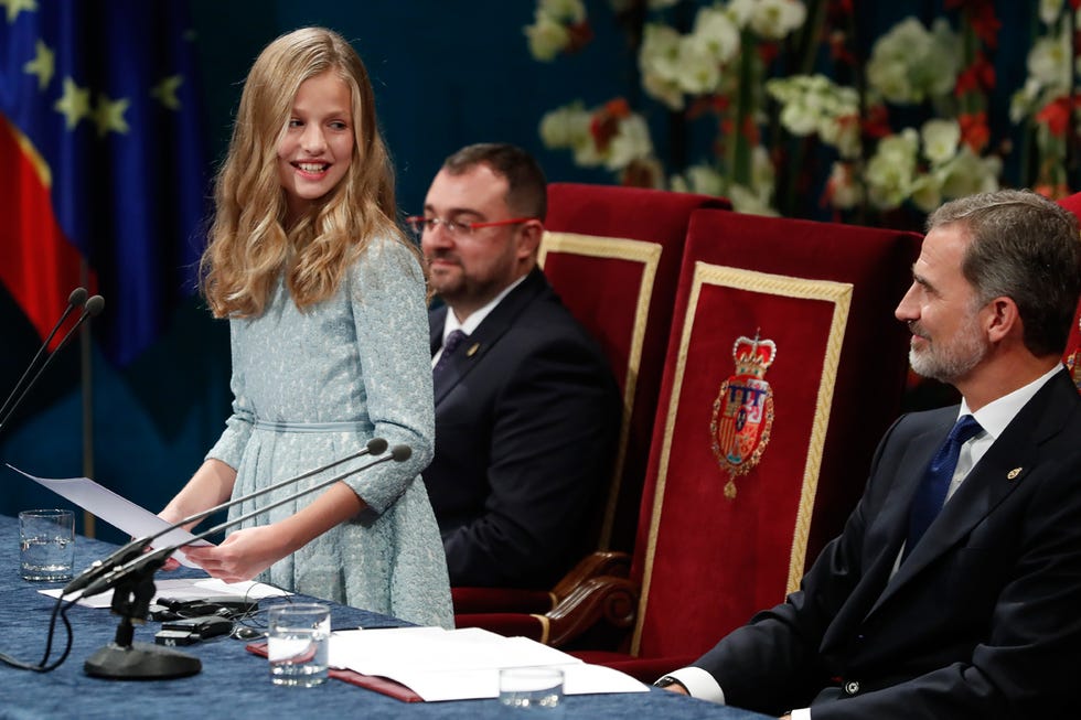 leonor durante su discurso, familia real, letizia ortiz, looks leonor, doña sofía, infanta sofía, felipe vi, premios princesa de asturias