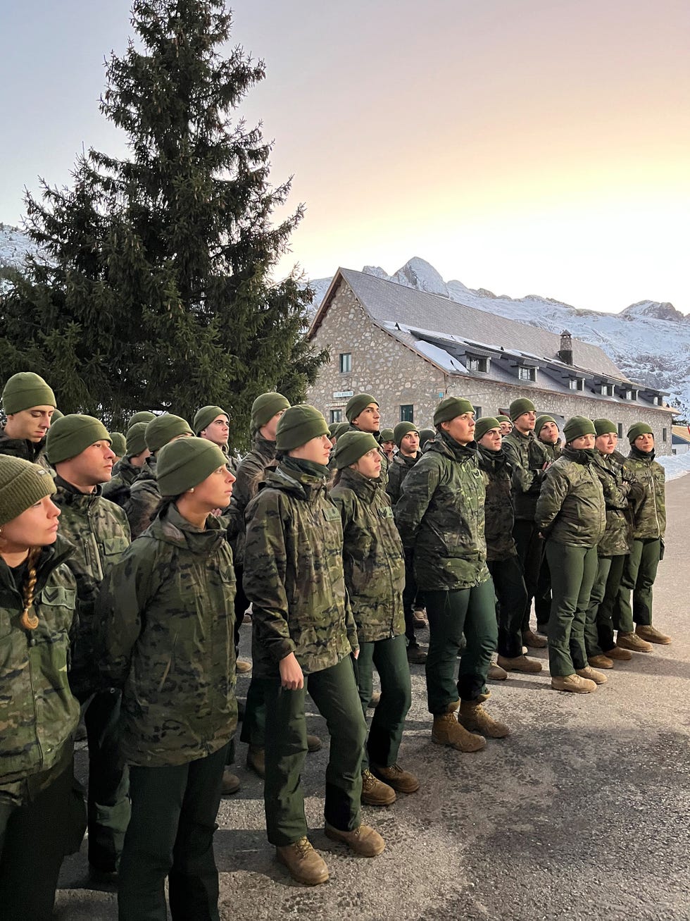 la princesa leonor en su entrenamiento militar invernal en candanchu con sus companeros de la academia militar