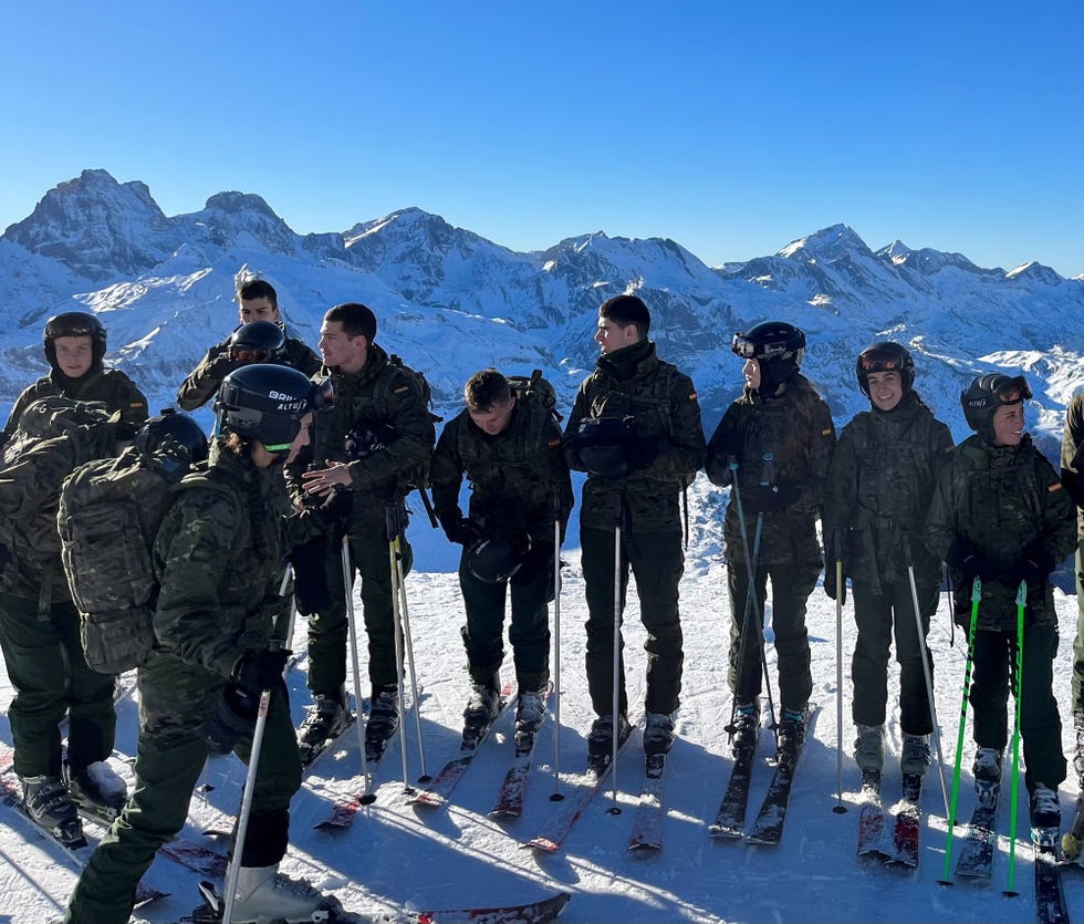 la princesa leonor en su entrenamiento militar invernal en candanchu con sus companeros de la academia militar