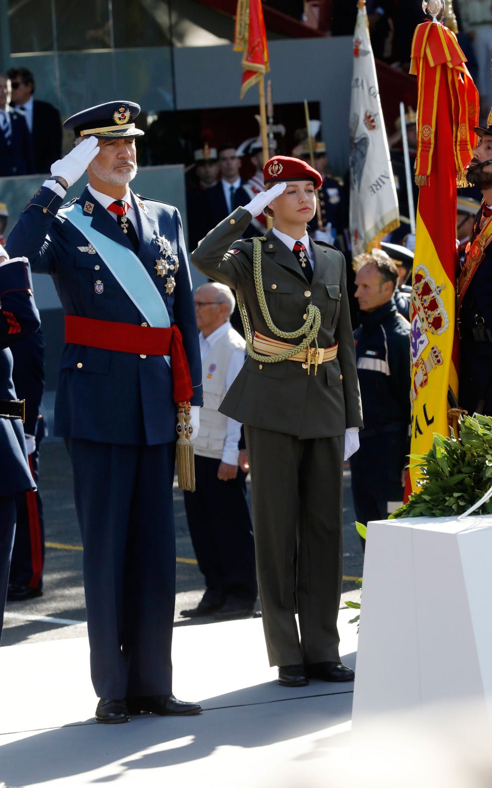 la princesa de asturias de uniforme con su padre el rey felipe vi