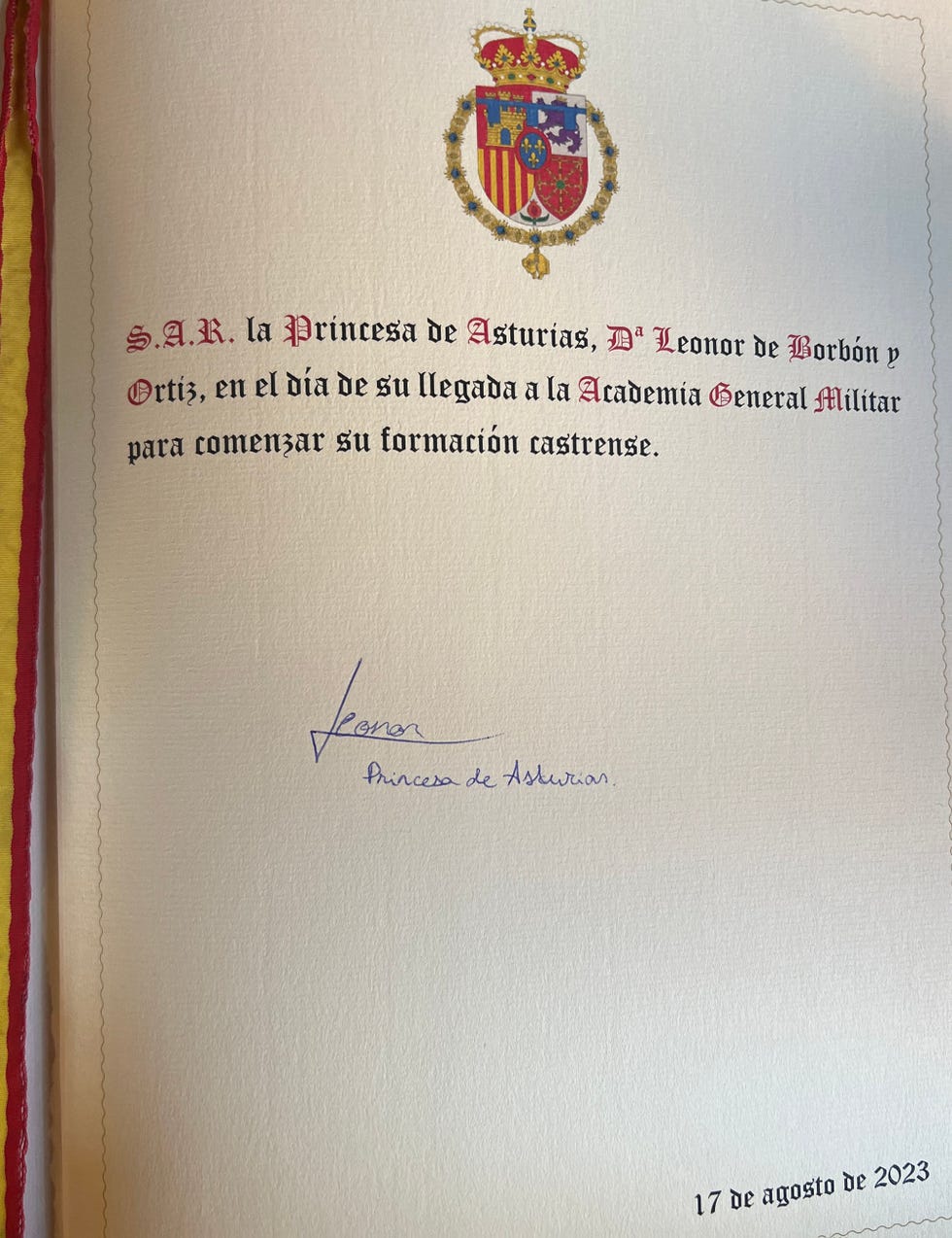 leonor su firma en el libro de honor de la academia general militar