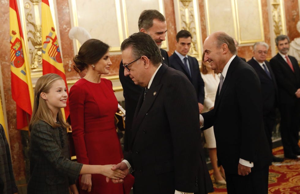 Leonor saludando a Miguel Herrero Miñon en el 40 aniversario de la Constitucion