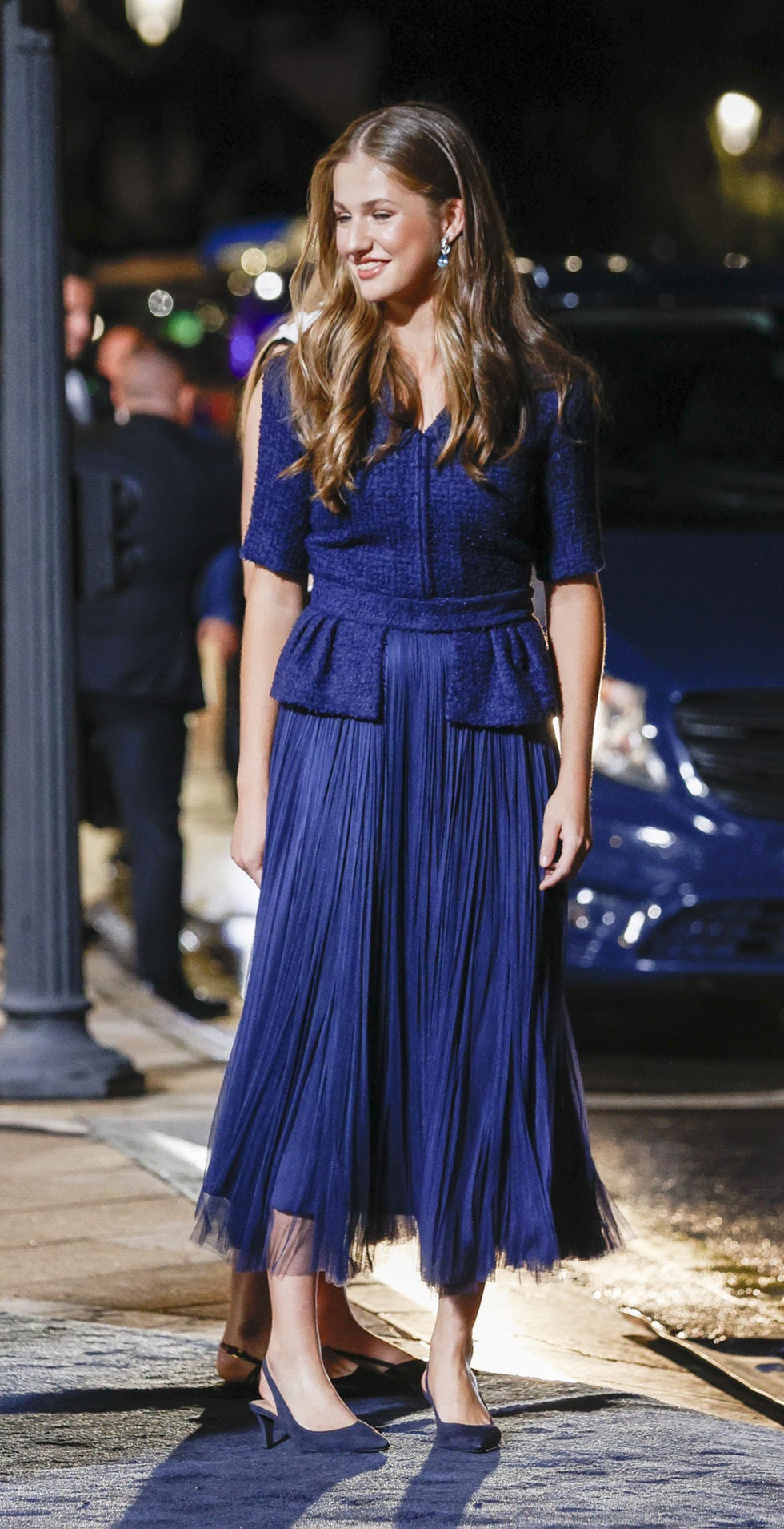 la princesa de asturias con un vestido azul de moises nieto