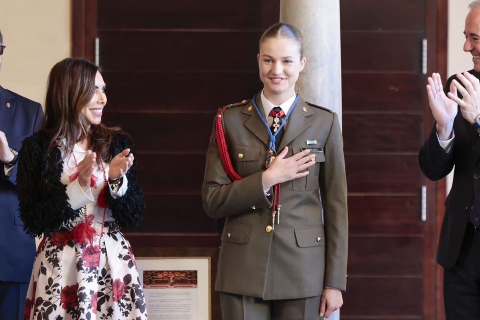 la princesa de asturias agradece las muestras de carino con la mano en el corazon
