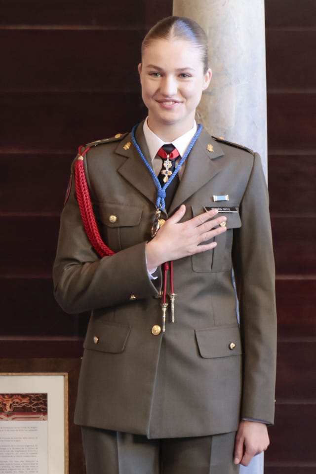 la princesa de asturias con la mano en el corazon agradece los aplausos