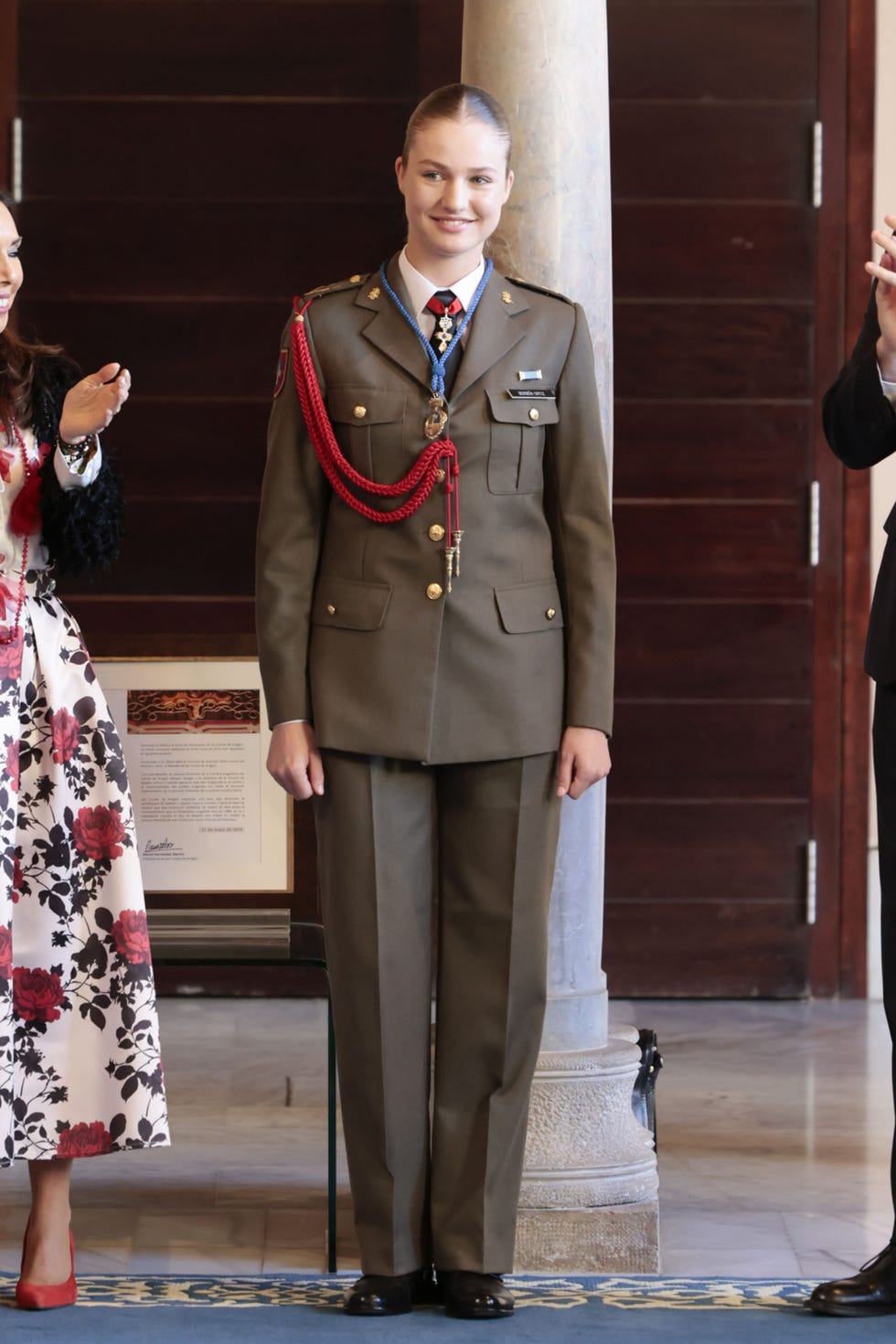 leonor con la medalla de las cortes de aragon