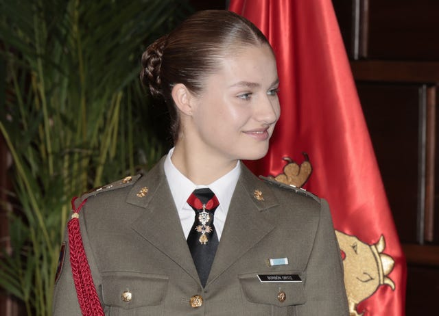 la princesa de asturias con uniforme militar y mono trenzado