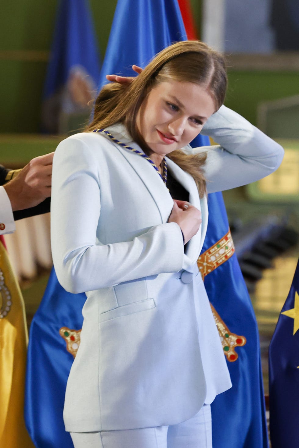 la princesa de asturias se coloca el pelo tras imponerle la medalla de alcaldesa honoraria