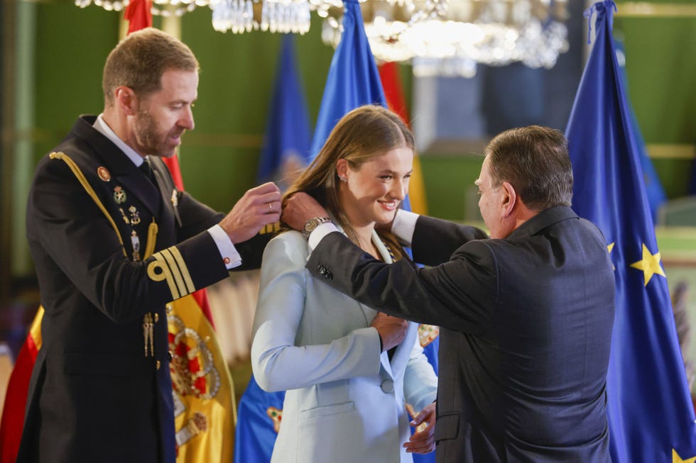 el alcalde de oviedo le coloca la medalla de alcaldesa de oviedo