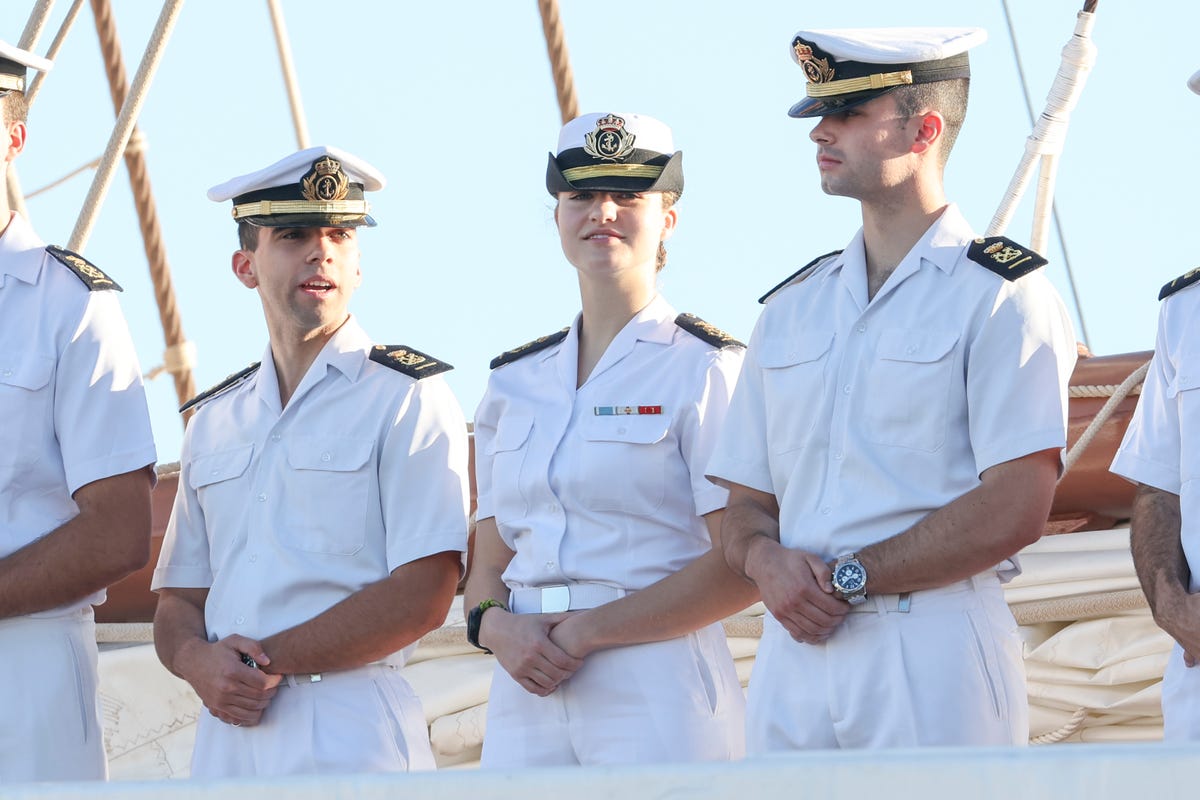 leonor de borbon llega al puerto de las palmas de gran canaria a bordo del buque escuela juan sebastian de elcano