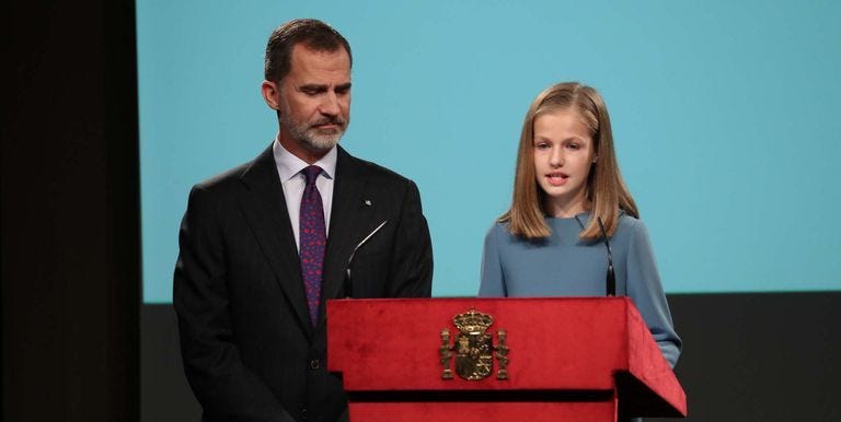 Leonor lee la Constitución en presencia rey Felipe