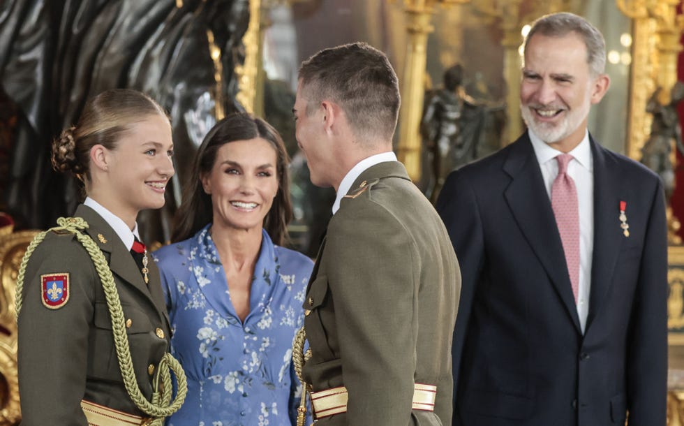 los reyes sonrien tras el saludo del companero de leonor en el besamanos del 12 de ocrubre