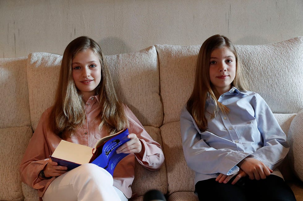 leonor y sofía leen un parte de 'el quijote' con motivo del día del libro de 2020