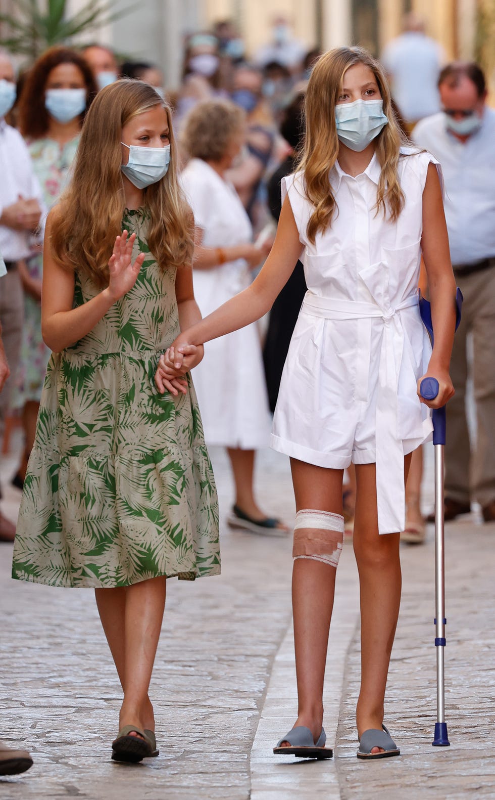 la infanta sofía, con la rodilla derecha vendada, se apoya en su hermana leonor durante su visita a petra, mallorca
