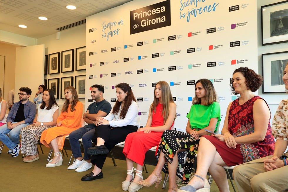 leonor y sofía en la reunión de trabajo de la fundación princesa de girona