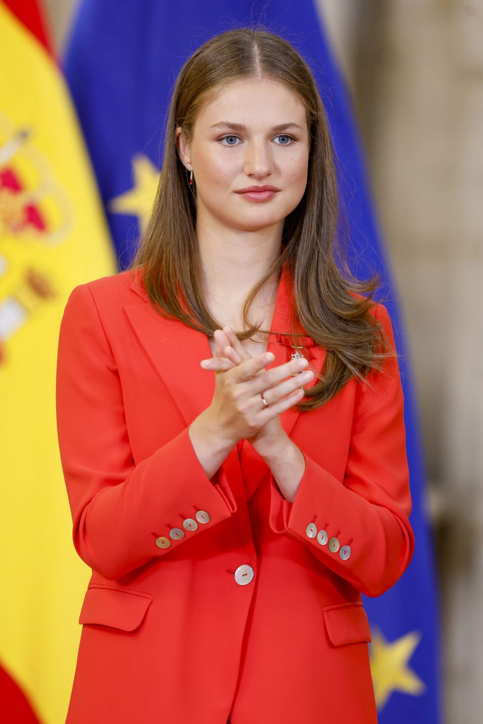 la princesa de asturias con un traje rojo de roberto verino