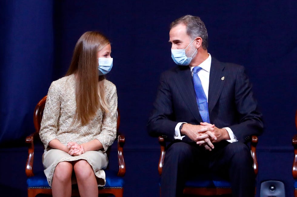 princesa leonor junto al rey felipe vi en la ceremonia de entrega de premios de los princesa de asturias 2020
