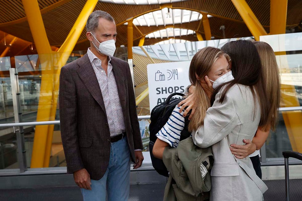 leonor se despide de su familia y pone rumbo a gales