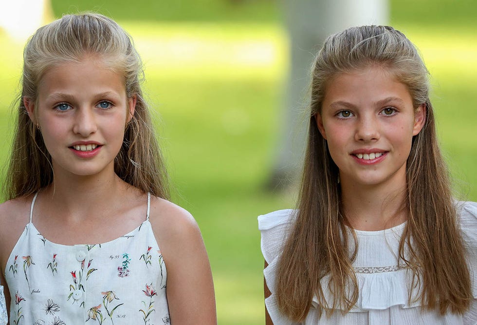 Posado veraniego familia real, reyes españa, Leonor y Sofía, Letizia looks, Letizia, Felipe VI, infanta Sofía, princesa Leonor, La princesa Leonor y la infanta Sofía deslumbran con su belleza en Mallorca, La princesa Leonor y Sofía, cada día más bellas, La belleza de la princesa Leonor y la infanta Sofía no pasa desapercibida, La princesa Leonor y la infanta Sofía, eclipsan a los Reyes en el posado de Palma