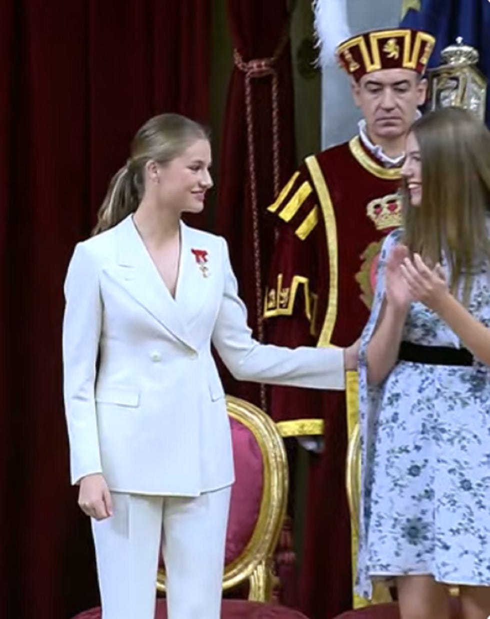 leonor y sofía en la jura de la constitución
