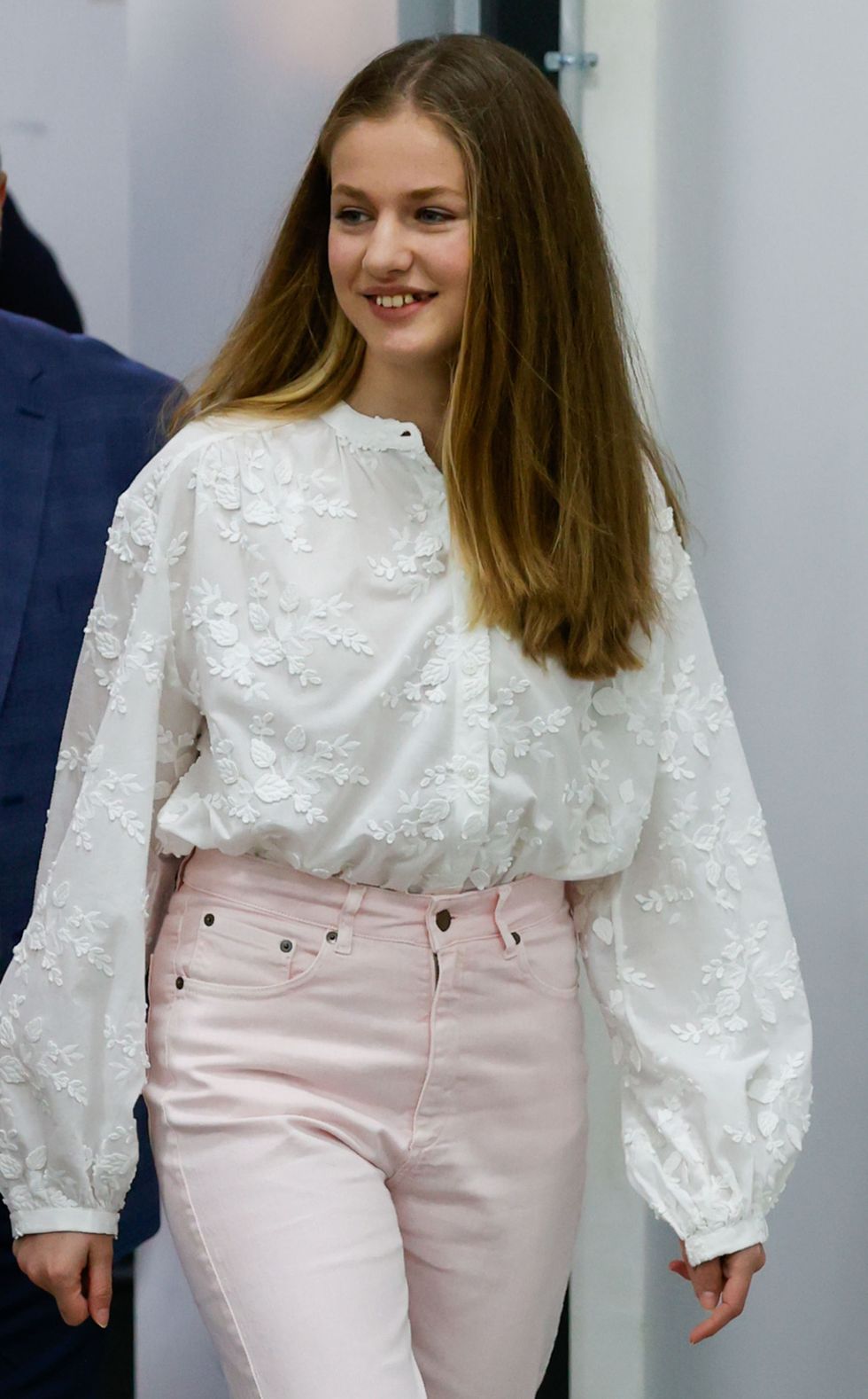 la princesa de asturias, con una blusa boho en color blanco y pantalones rosa pastel