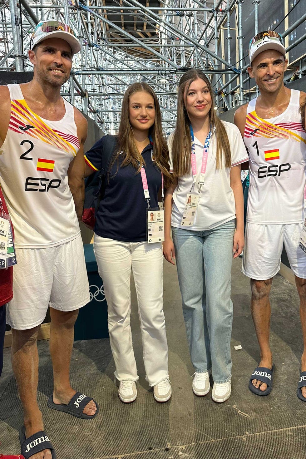 leonor y sofia con los jugadores españoles de voley playa
