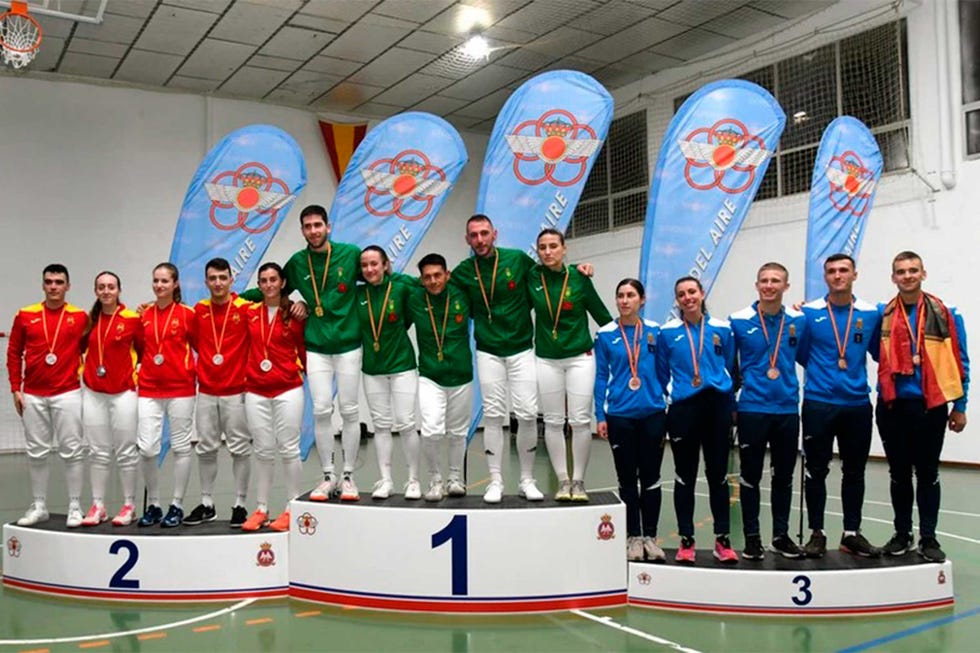 leonor con sus compañeros de academia en el torneo de interacademias