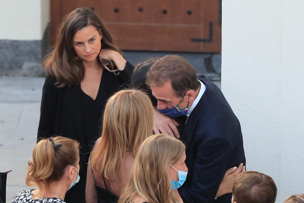 ana obregón y alessandro lequio reciben gestos de cariños en el funeral de su hijo aless lequio