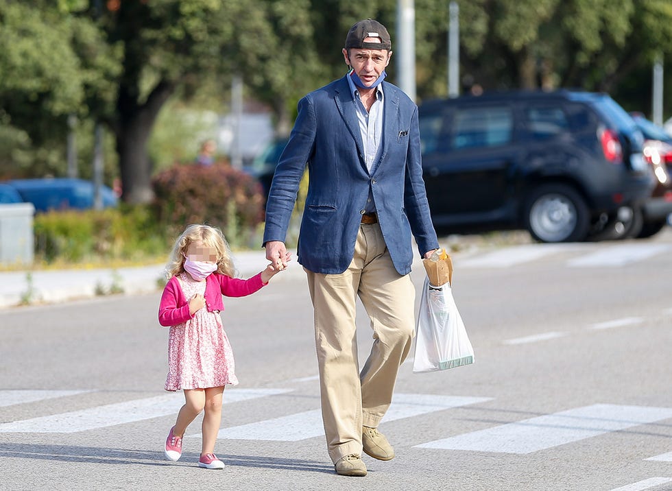 alessandro lequio con su hija ginevra por la calle el día de su 60 cumpleaños
