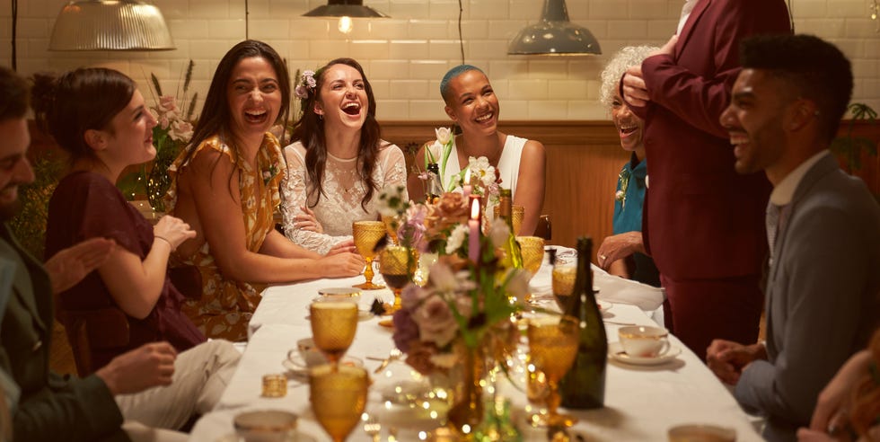 Boda de lesbianas del mismo sexo y amigos cenando boda lesbiana del mismo sexo y amigos cenando