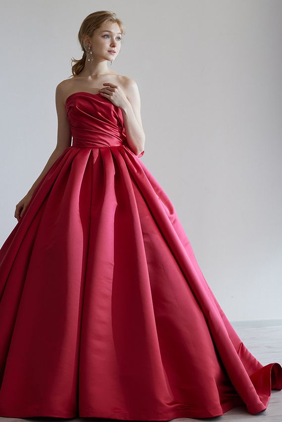 レフェ クチュールのワインレッドのドレスを着たモデルの写真。