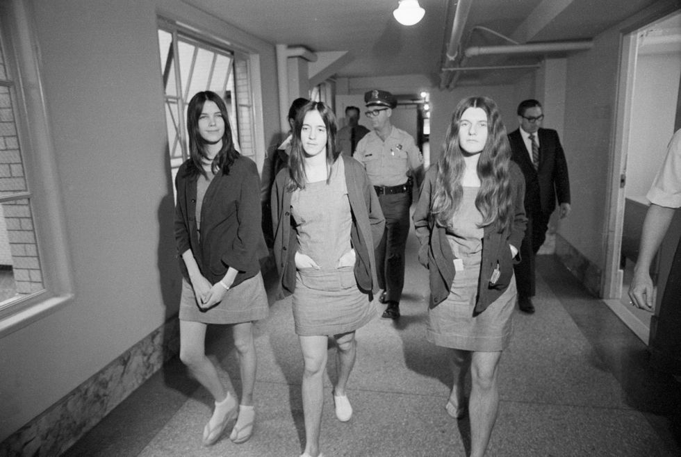 leslie van houten, susan atkins, patricia krenwinkel walking down hallway during manson trial