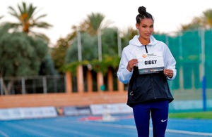 la atleta etíope letesenbet gidey posa con su dorsal en la presentación del nn valencia wr day, donde atacará el récord mundial de 5000m