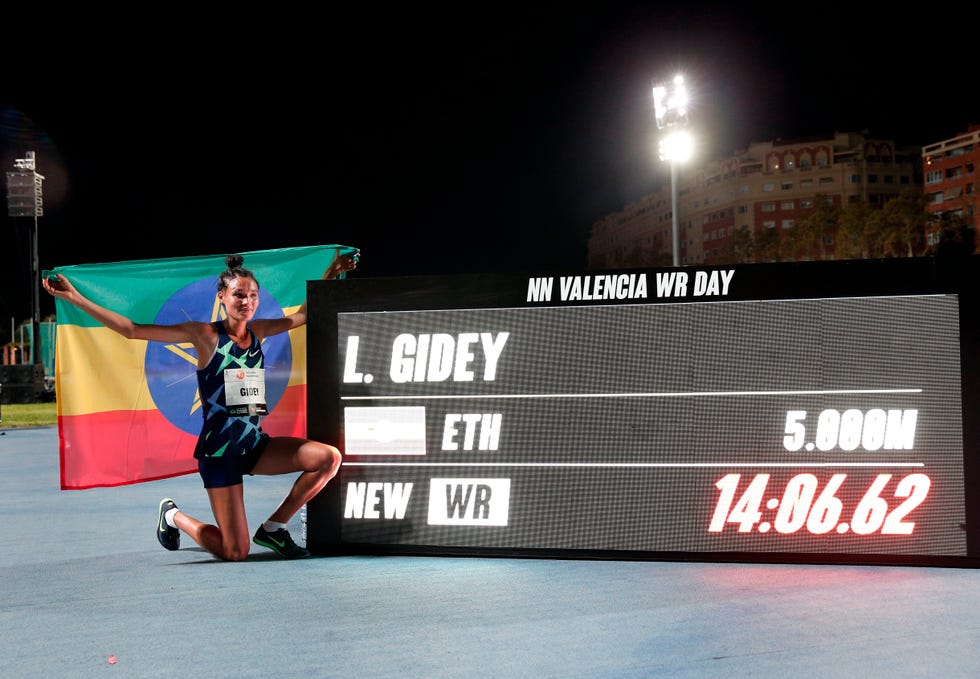 la etíope letensebet gidey posa con el récord mundial de 10000m en valencia