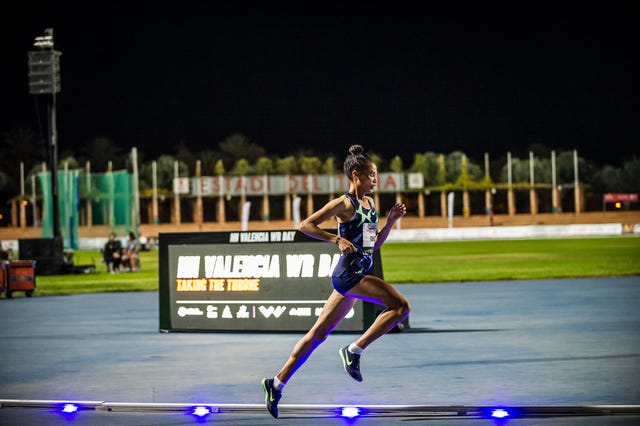 letesenbet gidey en plena carrera para batir el récord mundial de 5000 metros en valencia