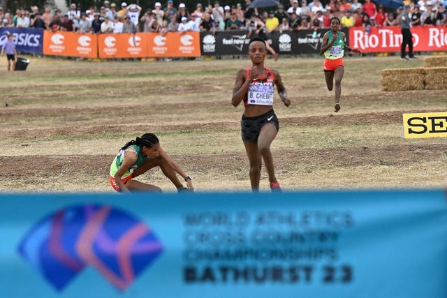 letesenbet gidey cae en la final del mundial de cross