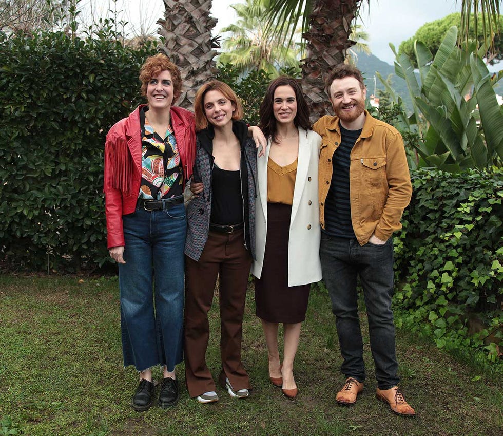 Leticia Dolera posa con el elenco de su serie 'Déjame llevar'