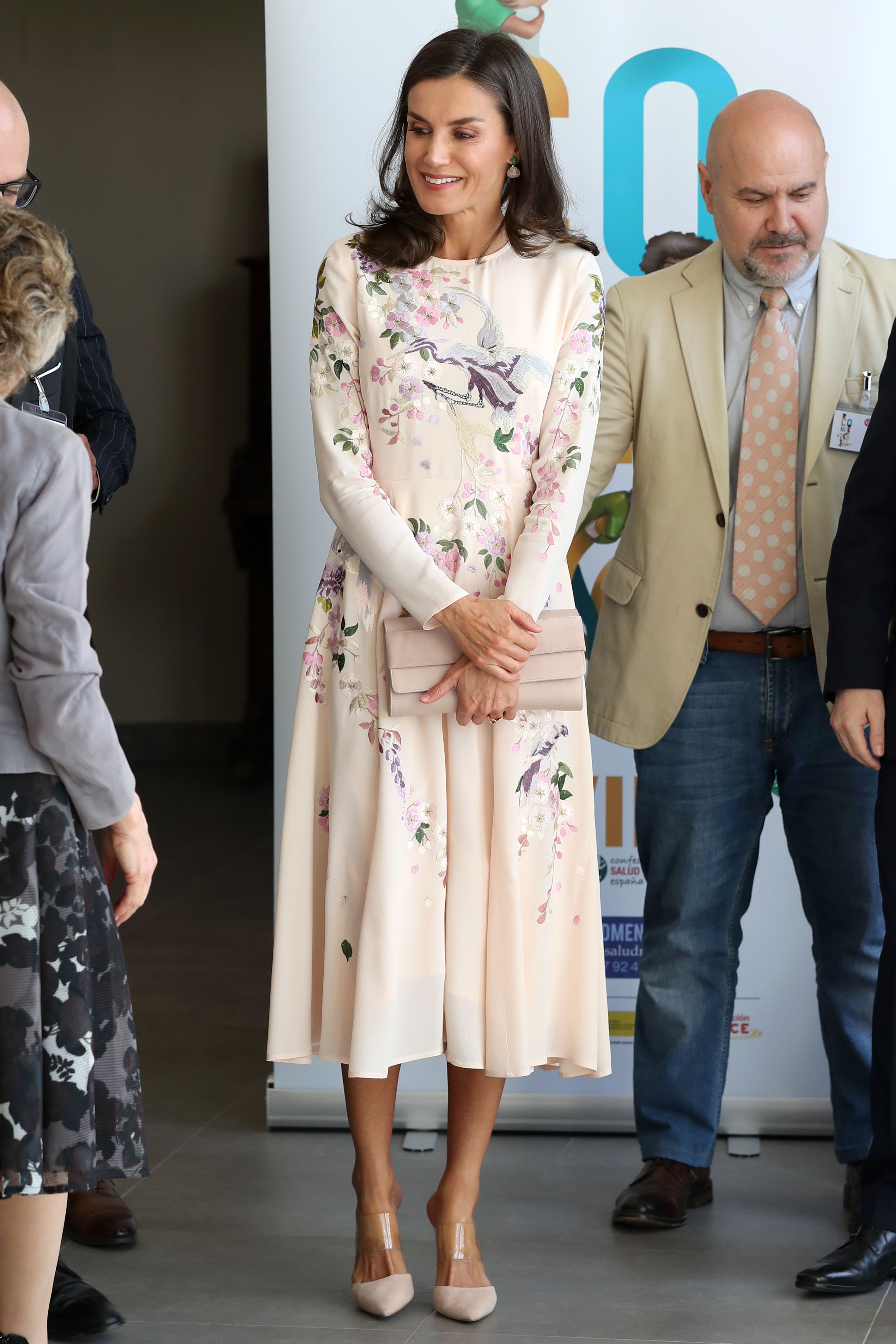 La reina Letizia repite por cuarta vez el vestido midi de Asos