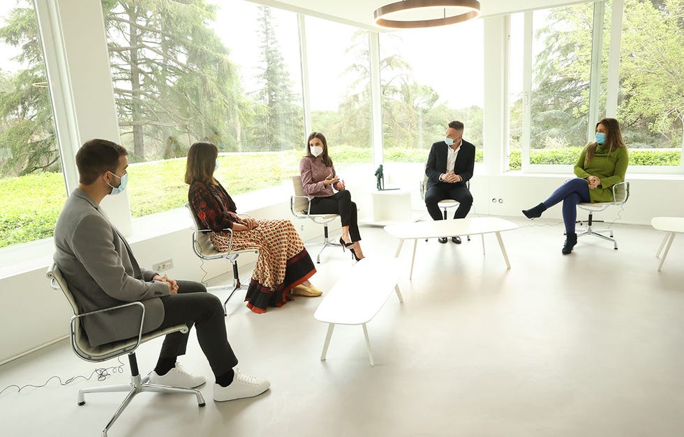 la reina letizia y su encuentro con los ganadores del premio princesa girona en la categoría de los social de distintos años
