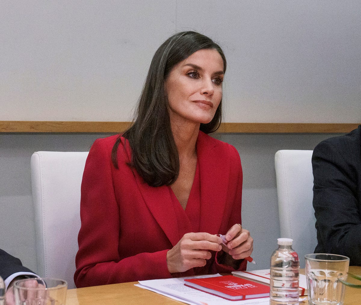la reina letizia, con traje y abrigo rojos en su visita al instituto cervantes en los angeles