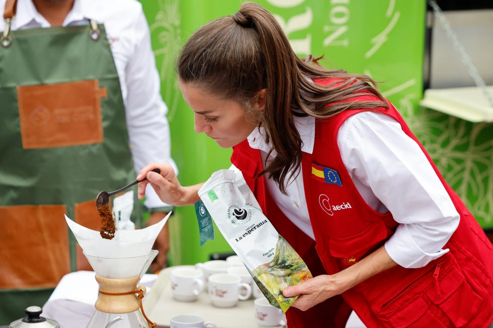 La reina Letizia sorprende a todos elaborando su propio café