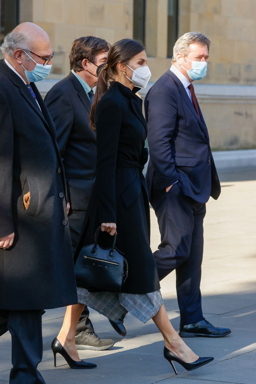 La reina Letizia recicla su falda roja estampada con botas altas