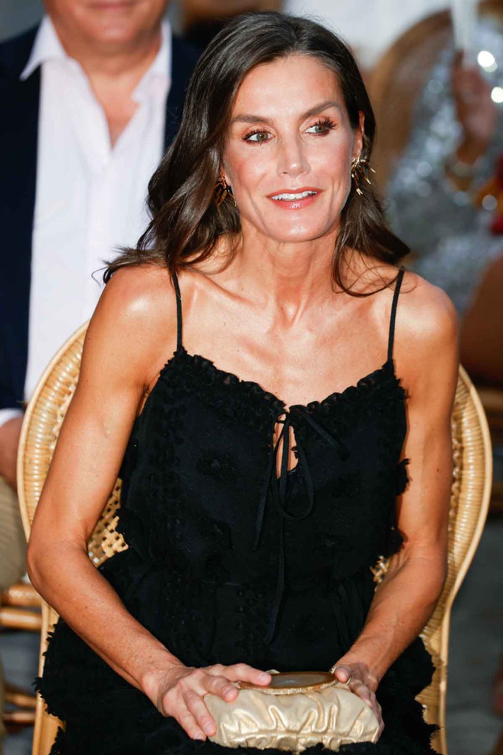 la reina letizia comienza su verano en mallorca de festivo negro y dorado