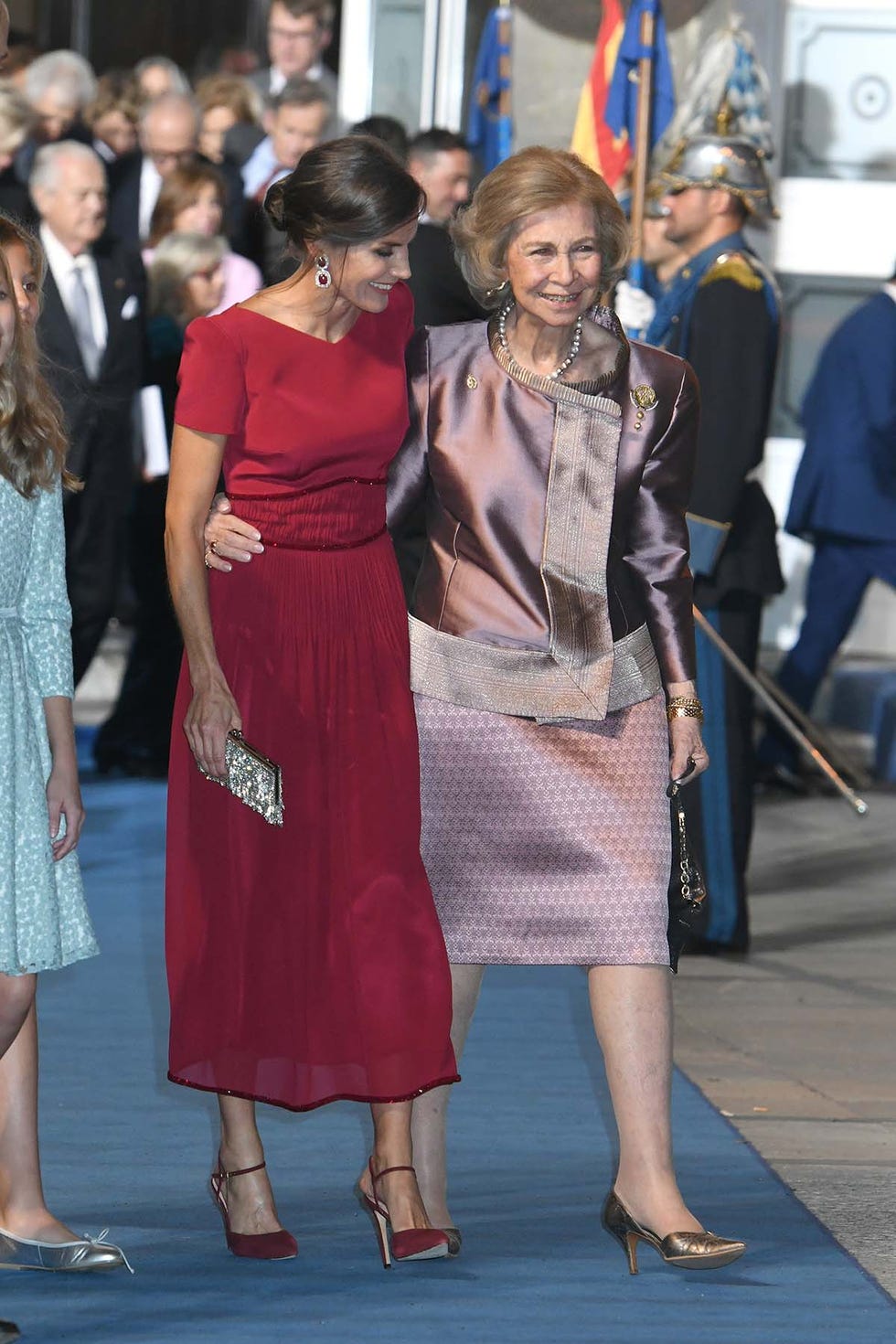 Doña Letizia y la reina Sofía se funden en un abrazo