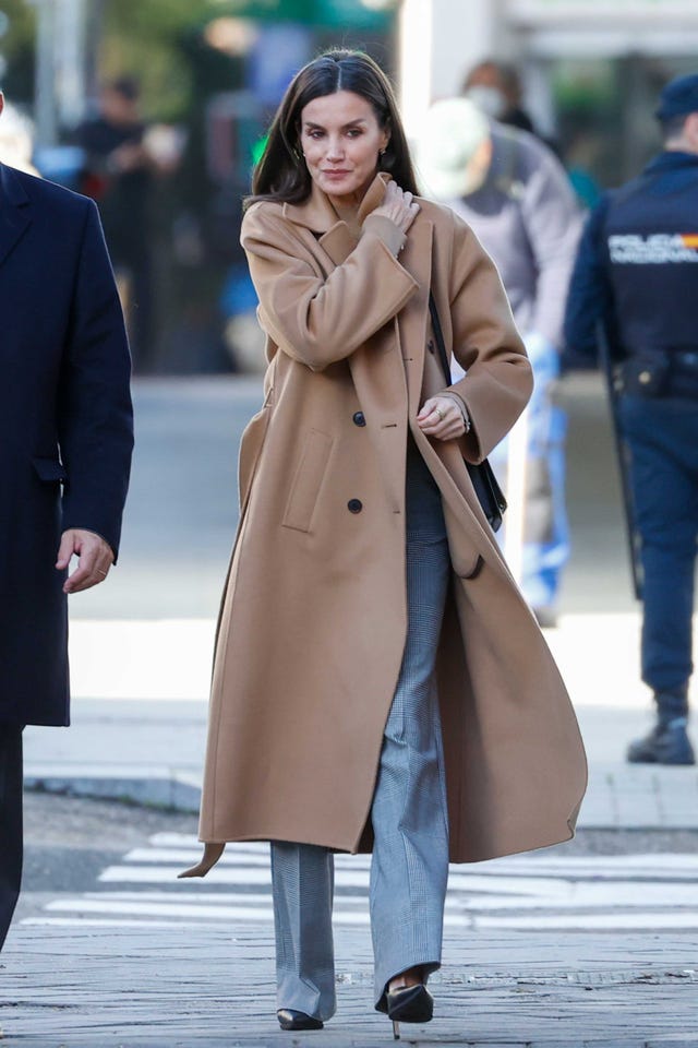 letizia, con abrigo camel y pantalones de cuadros